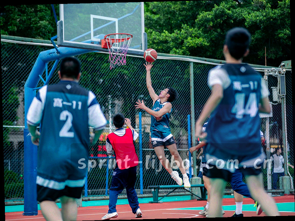 球场边线局部与笔记纸张叠合，看台笔记专题的视觉氛围